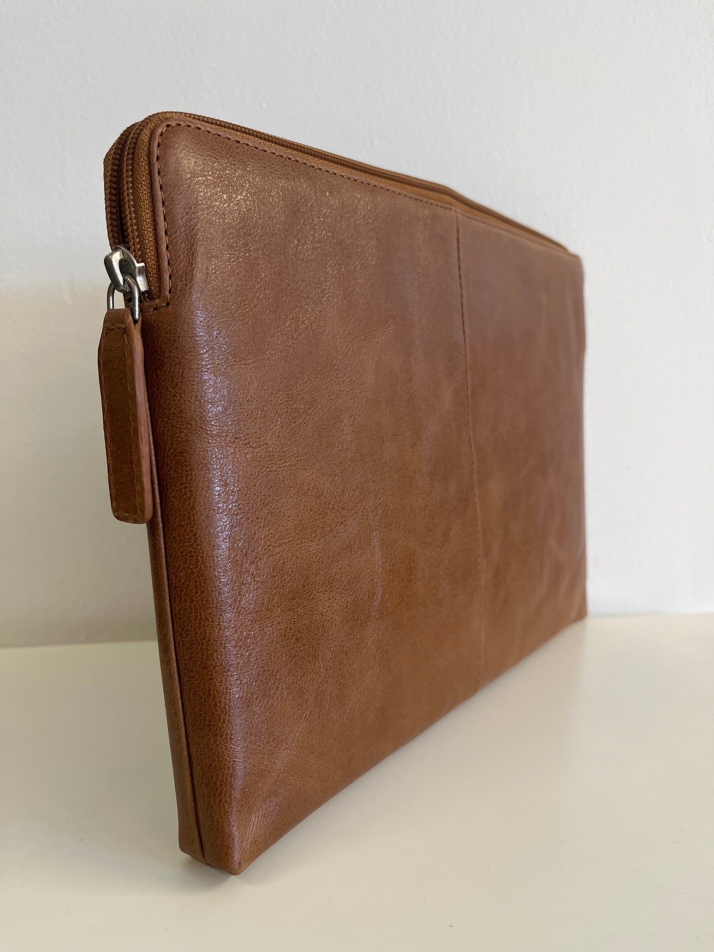 dbramante1928 Skagen 12" MacBook -suojakuori – Musta täysnappa-nahka