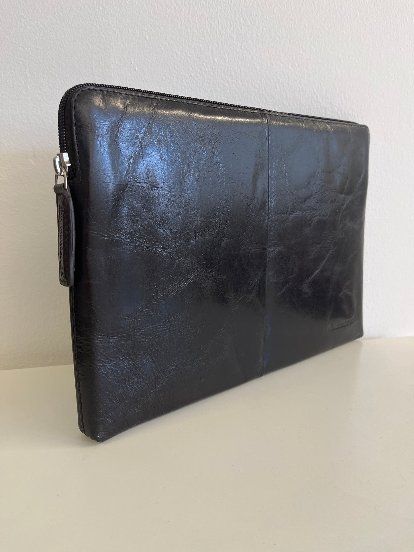 dbramante1928 Skagen 12" MacBook -suojakuori – Musta täysnappa-nahka
