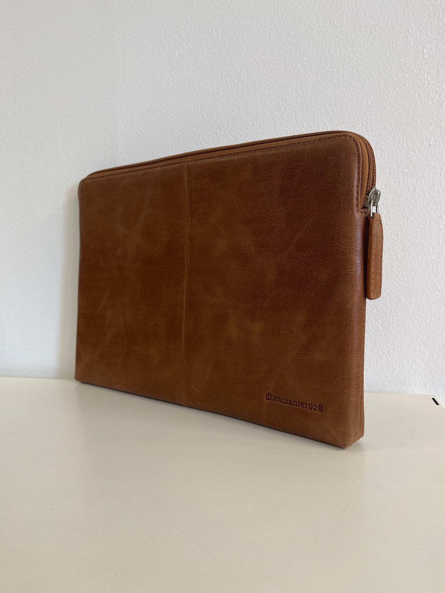 dbramante1928 Skagen 12" MacBook -suojakuori – Musta täysnappa-nahka