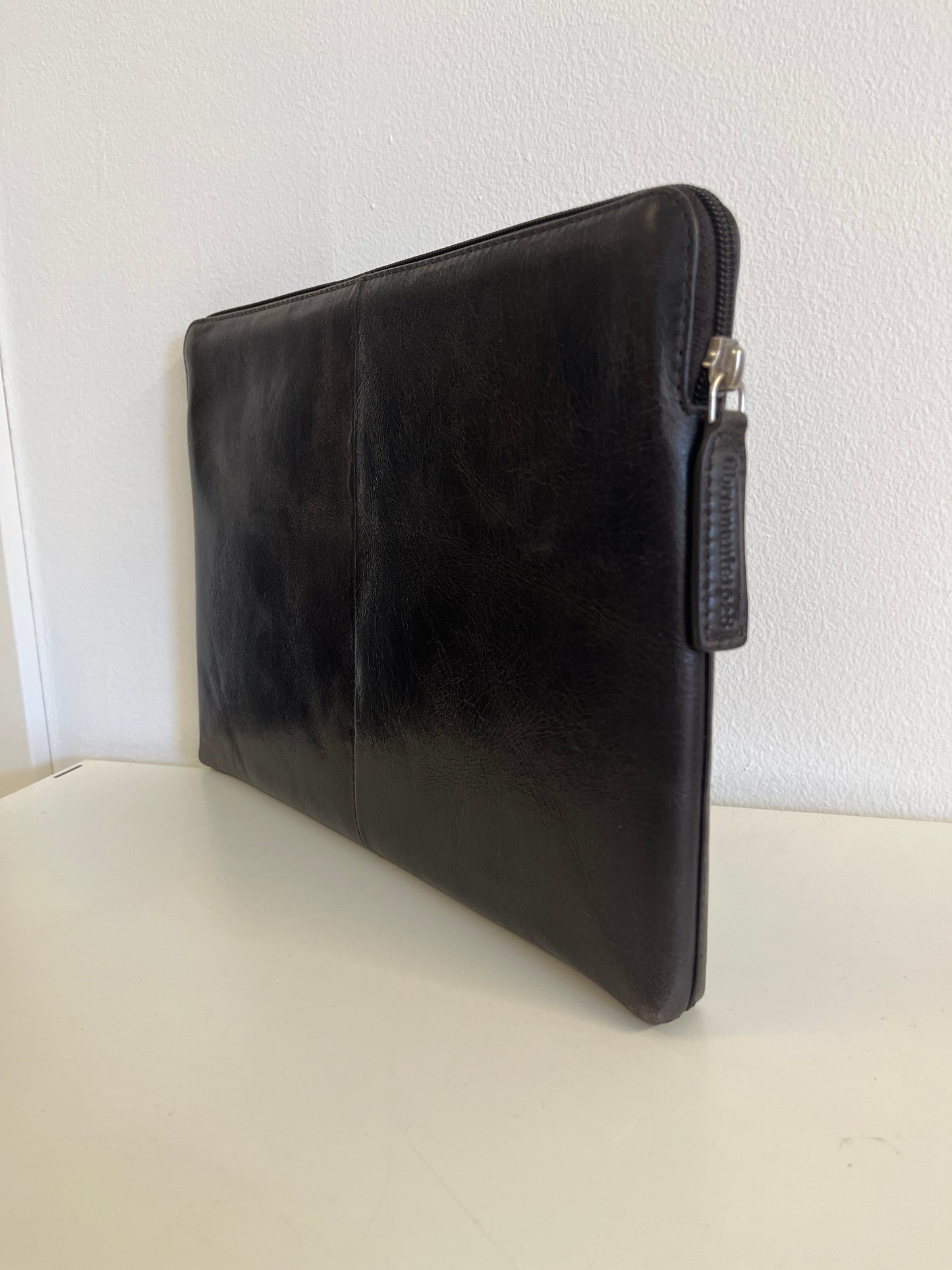 dbramante1928 Skagen 12" MacBook -suojakuori – Musta täysnappa-nahka