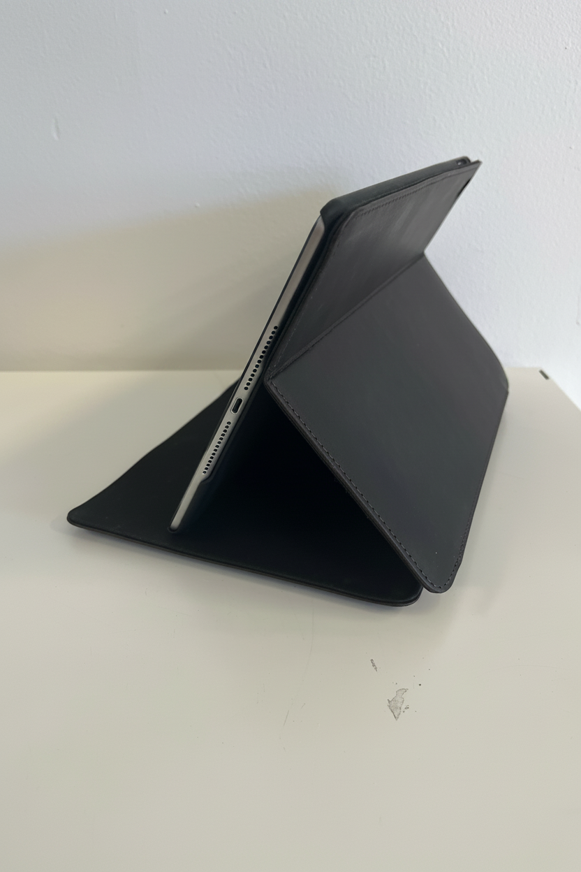 Musta iPad-kotelo teline